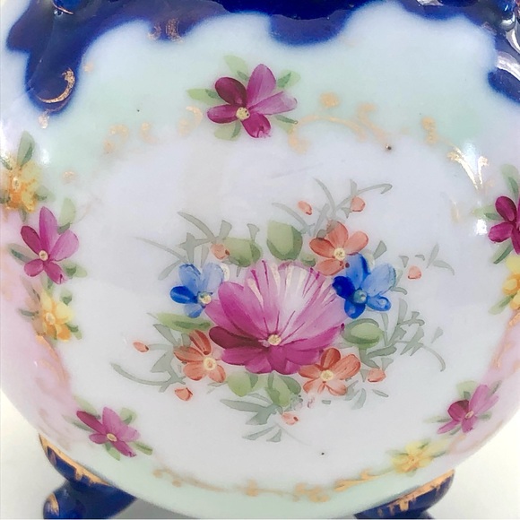 Vintage Round Bud Vase Pot 4" Porcelain Unmarked 3 legs Blue White Floral - Picture 9 of 16